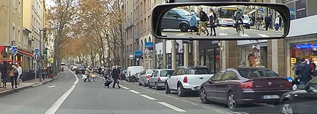 Водій транспортного засобу, наближаючись до пішоходів, які перетинають автомобільну дорогу за межами наземного пішохідного переходу, повинен:
