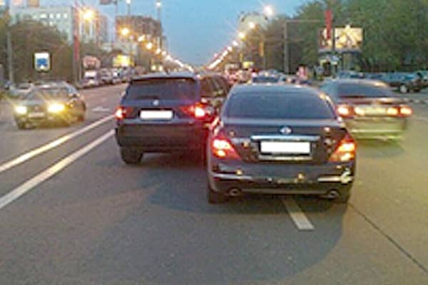 Як Ви повинні вчинити, якщо зіштовхнулися з агресивною манерою водіння водіїв, що рухаються попереду?