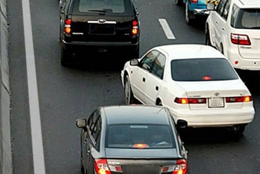Коли інший автомобіль розпочав маневр перестроювання у вашу смугу зі смуги праворуч, Ваші дії: