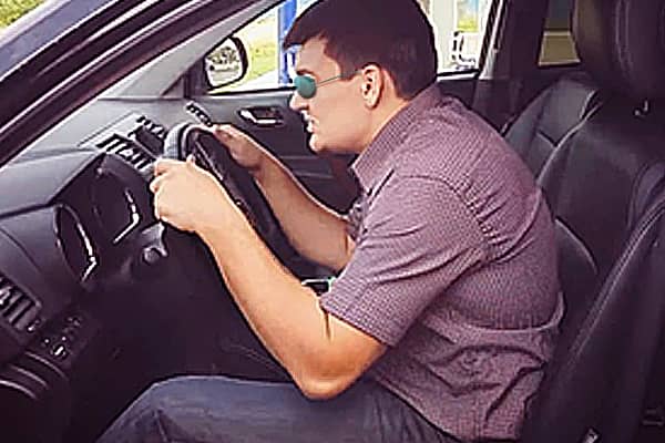 Чи правильно в даному випадку водій відрегулював положення сидіння та рульового колеса перед початком руху?